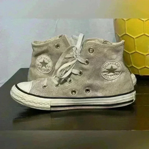 Kids Converse High top. 
Cream Sparkle Suede. 
Zipper. 
Sparkle Laces. 
Size 1 - Picture 1 of 7